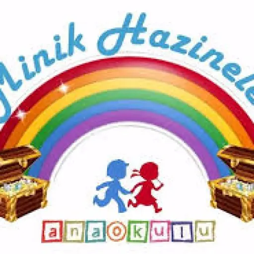 Minik çocuklar birlikte oyun oynarken öğretmenle gülüyor ve öğreniyor